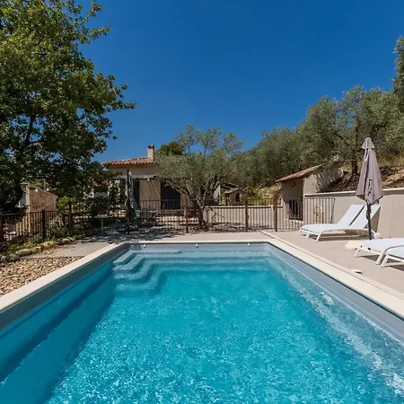 Le Charme D'un Pigeonnier Provencal Avec Piscine Chauffee