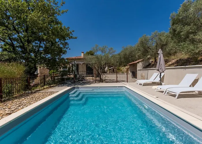 Le Charme D'un Pigeonnier Provencal Avec Piscine