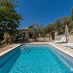 Le Charme D'un Pigeonnier Provencal Avec Piscine Chauffee