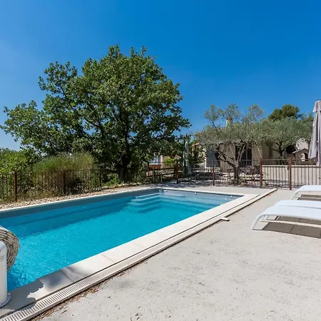 Le Charme D'un Pigeonnier Provencal Avec Piscine Chauffee Vakantiehuis *